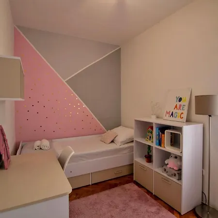 Modern Oasis Private Parking Apartment