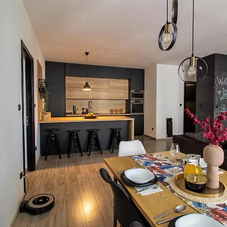 Modern Oasis Private Parking Apartment *