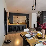 Modern Oasis Private Parking Apartment *
