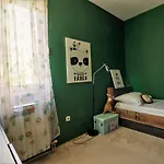 Modern Oasis Private Parking Apartment